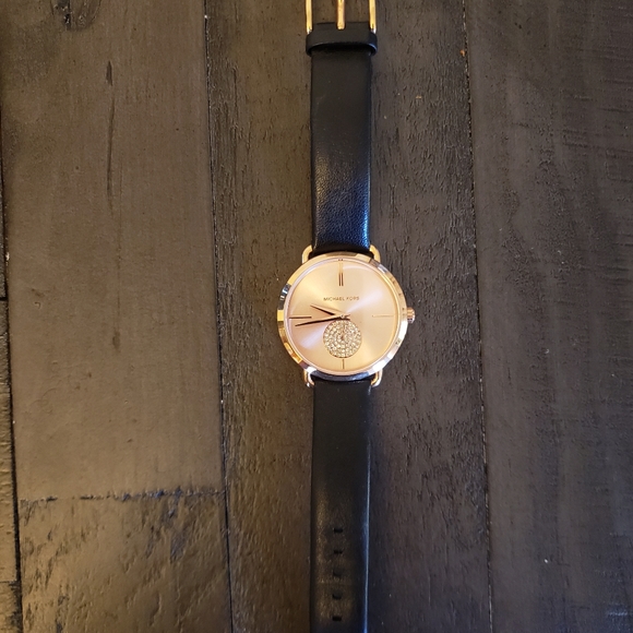 Michael Kors Rose Gold Watch - Picture 6 of 7